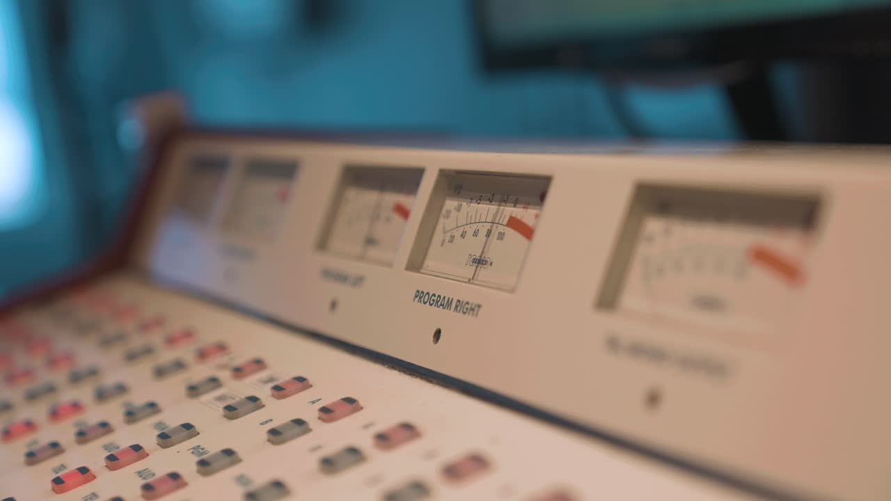 señales de audio moviéndose en la placa de sintonización del panel de mezcla en el estudio, primer plano