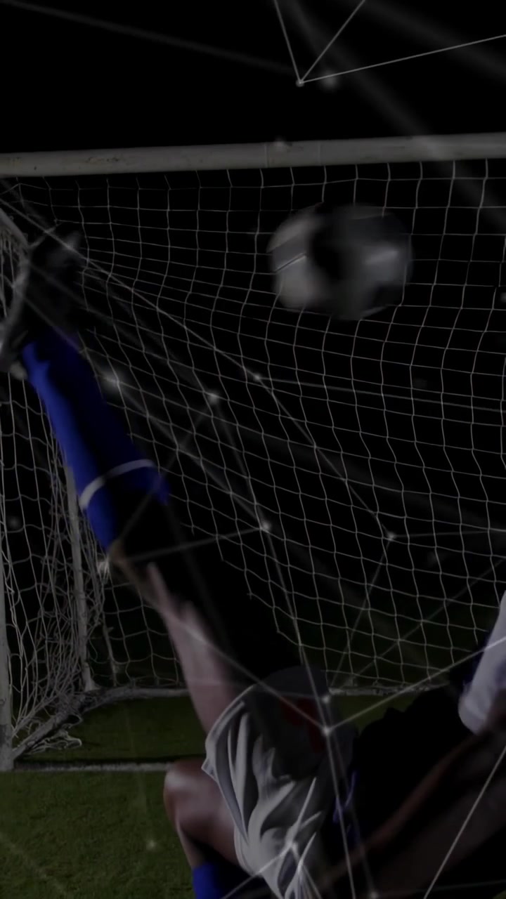 Dikey video: Futbolcu topu fark ediyor, röveşata yapıyor, golle sonuçlanan hareketi izleyen bir katman gösteriliyor.