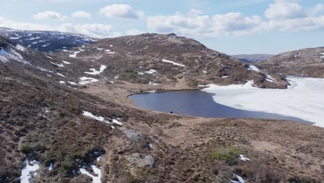lago palvattnet y sus alrededores montañosos en nordre osen, noruega