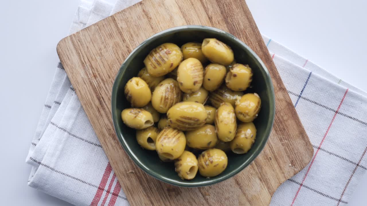 aceitunas verdes en un tazón