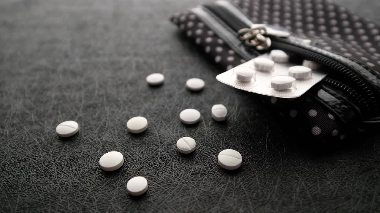 색 약과 블리스터 패키지 작은 검은 봉투