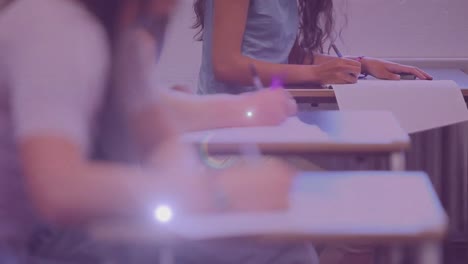 animación de la luz sobre las manos de diversos estudiantes que escriben en cuadernos