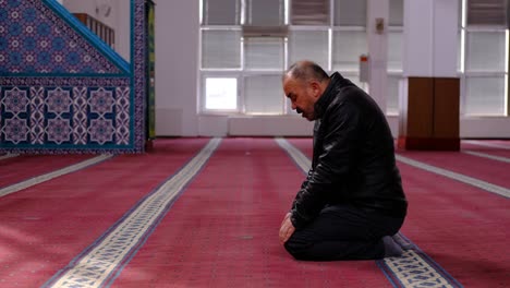 muslim praying to ramadan