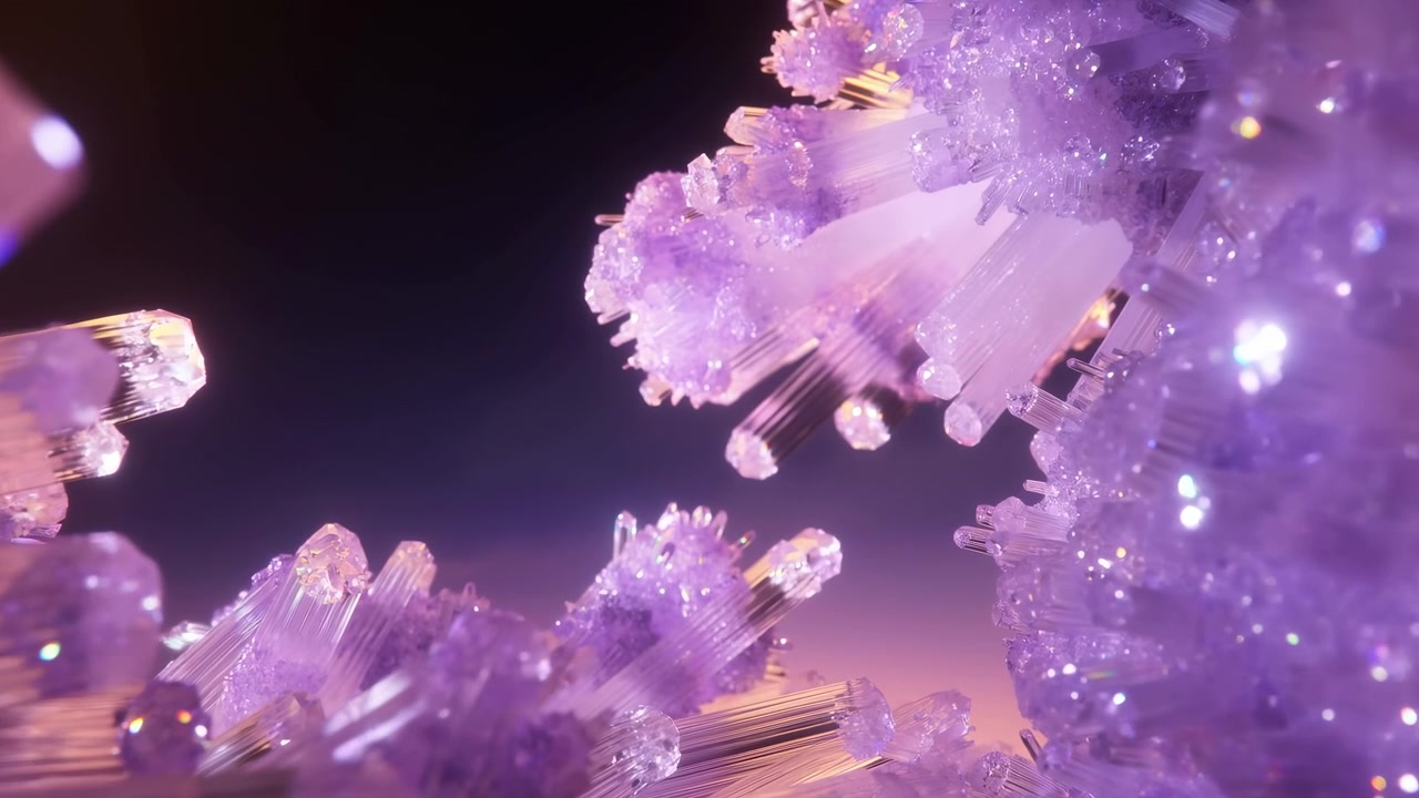 Mouvement macro d'amas cristallins violets translucides avec des pointes prismatiques allongées et des granules drusiques, montrant de subtils changements de position de fragments détachés et des reflets spéculaires changeants.