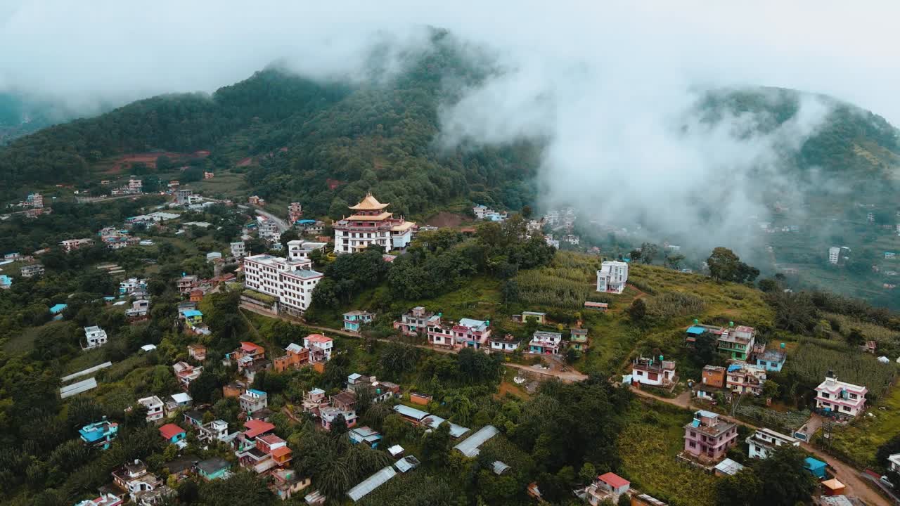 Vista aérea de uma vila de montanha durante o verão em Katmandu, Nepal