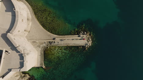 Vista-Aérea-De-Drones-De-5k-Sobre-La-Pasarela-Europea-Pavimentada-Frente-Al-Mar-En-Croacia