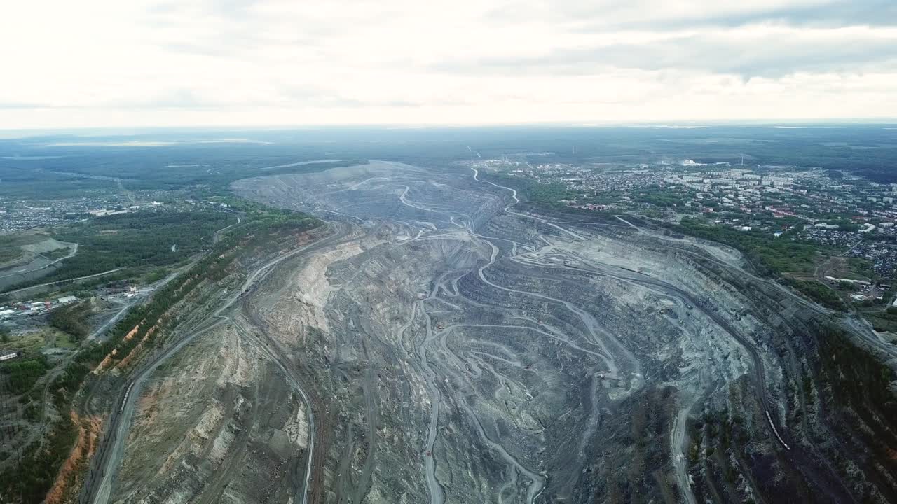 vista aérea de una mina a cielo abierto