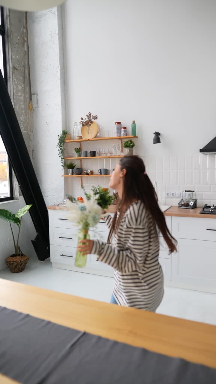 mujer cocinando en una cocina moderna