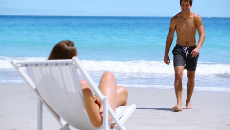 Mujer-Joven-Tomando-El-Sol