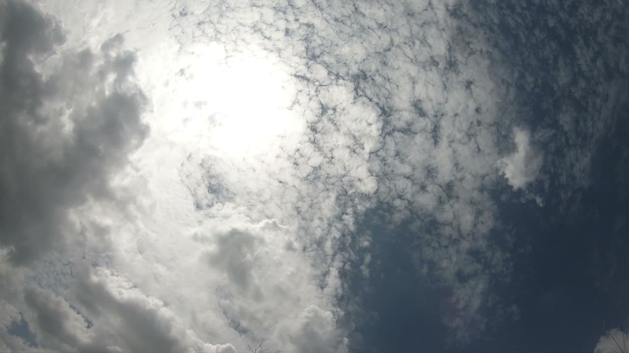 el lapso de tiempo del paisaje nublado con el sol brillante brillando y revelándose detrás de las nubes.