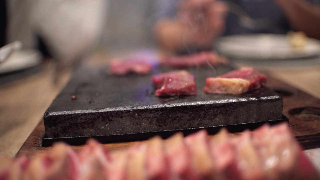 식당에서 생일을 축하하는 식당에서 식사하는 친구들, 토스트, 환호, 핫스톤에서 자신의 고기 준비