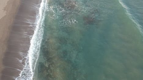 vista aérea con drones sobre una playa del sur de españa en marbella, andalucía, españa, olas tranquilas en aguas cristalinas