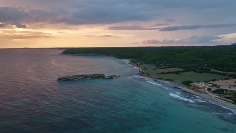 puesta de sol sobre la magnífica playa de son bou en menorca españa