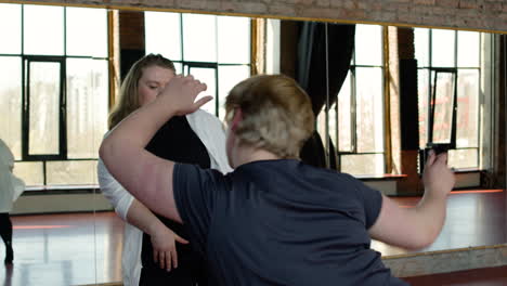 mujeres bailando en el interior