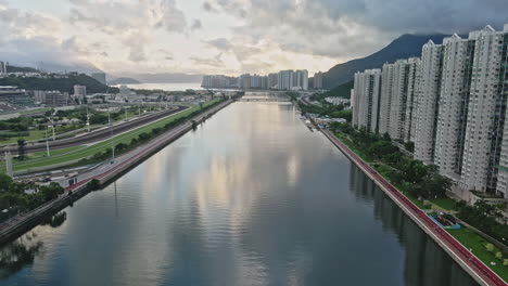 Szenischer-Drohnenflug-über-Den-Fluss-Shing-Mun-Bei-Sonnenuntergang,-Shatin,-Hongkong