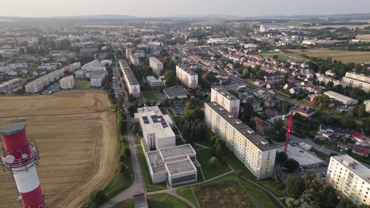 Przelot nad dachami wieczornego, ponurego i mglistego miasta latem, Czechy