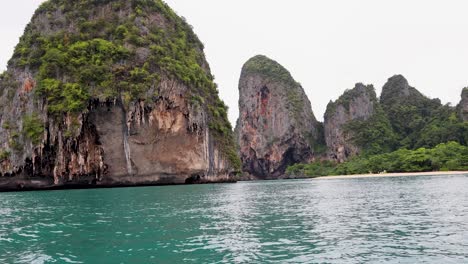 los exuberantes acantilados y las aguas turquesas en krabi