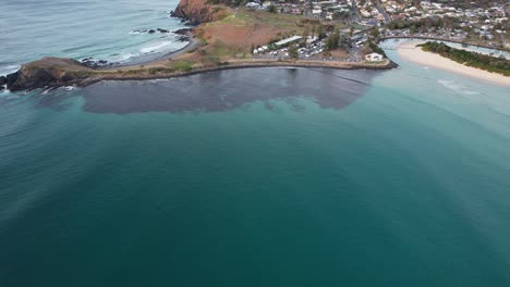 cabeza de media luna - playa de goolawah - playa de guijarros - nueva gales del sur - nsw - australia - toma aérea - panorámica reveladora