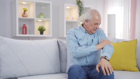 el viejo está sufriendo de dolor en las articulaciones.