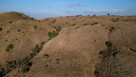 Vídeo-De-Drones-Sobre-El-Paisaje-Seco-De-La-Isla-De-Komodo-Que-Revela-El-Océano-Y-Más-Islas-Pequeñas