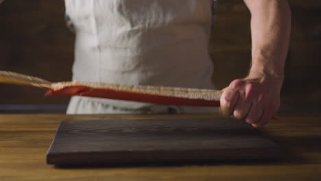 Un-Hombre-Con-Delantal-Arranca-La-Piel-De-Un-Filete-De-Salmón-Ahumado-Fresco