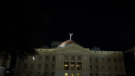 Edificio-Del-Capitolio-Del-Estado-De-Arizona-En-Phoenix,-Arizona-Por-La-Noche-Con-Un-Primer-Plano-Inclinado-Hacia-Abajo