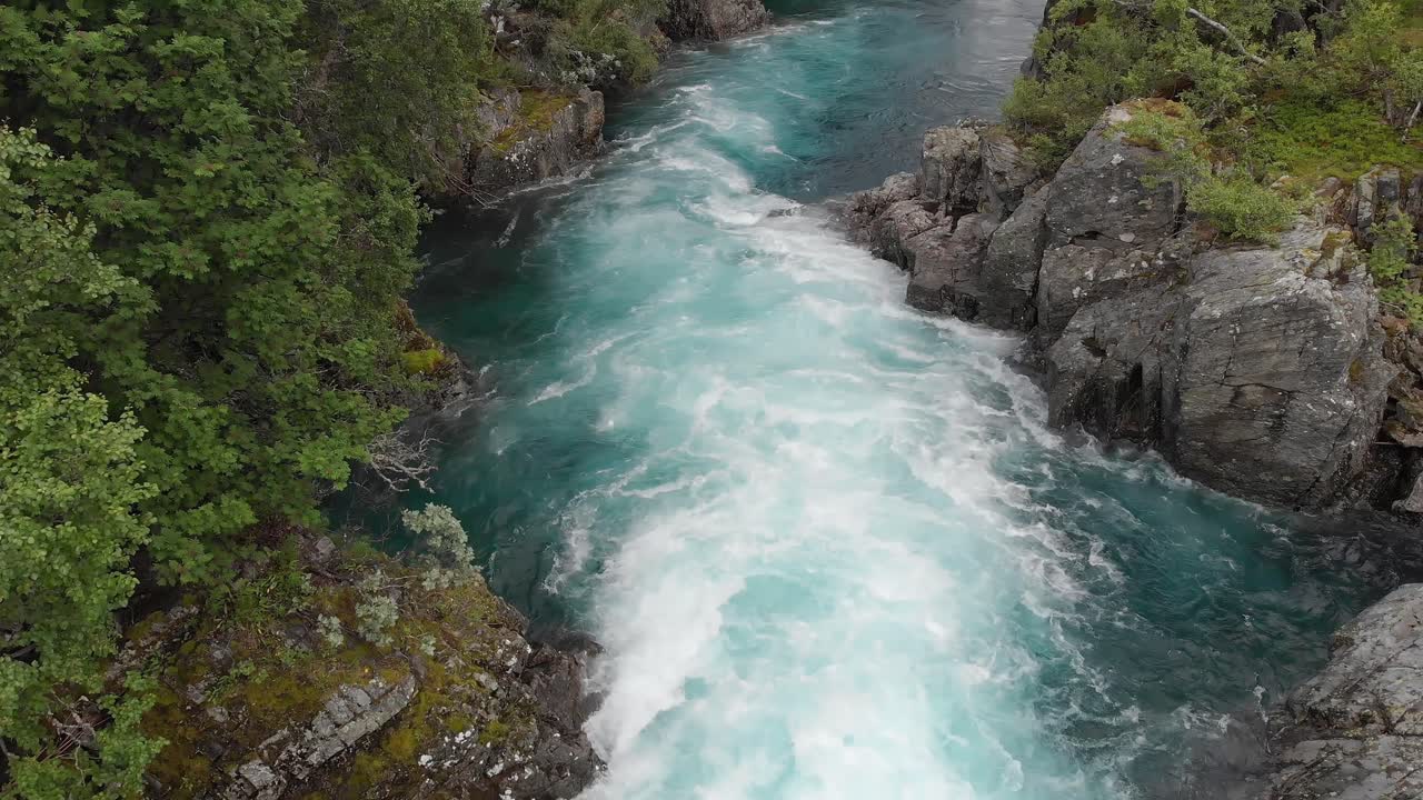 공중: 산비탈을 따라 흐르는 빠르게 흐르는 샘물의 하향식 보기