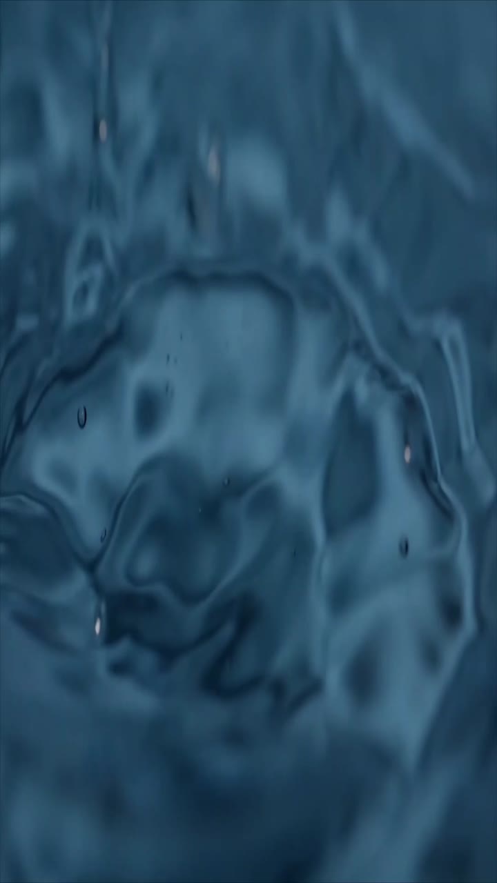 Gocce d'acqua astratte che schizzano al rallentatore su superficie blu