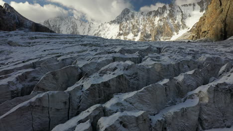 Toma-Aérea-De-Drones-Cinematográficos-épicos-Atravesando-Un-Pasaje-Abierto-Sombreado-A-Través-Del-Glaciar-Ak-sai-En-Kirguistán