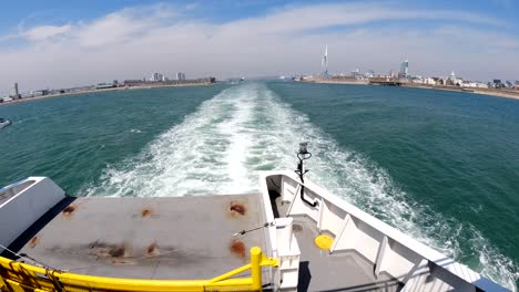 Vista-De-Lapso-De-Tiempo-Desde-La-Parte-Trasera-De-Un-Ferry-Que-Viaja-A-Través-Del-Solent-Desde-Portsmouth-Hasta-La-Isla-De-Wight,-Reino-Unido