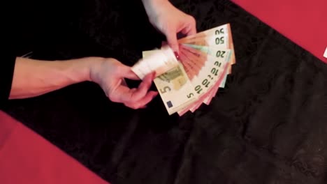 4k una dama irlandesa cuenta sus billetes de euros en una mesa a medida que aumenta la inflación