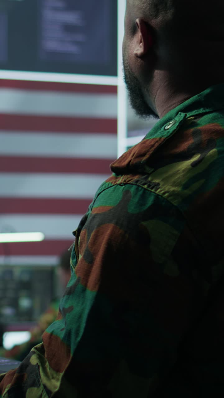 Video verticale: Ufficiali dell'intelligence in uniforme militare americana lavorano in un centro di comando