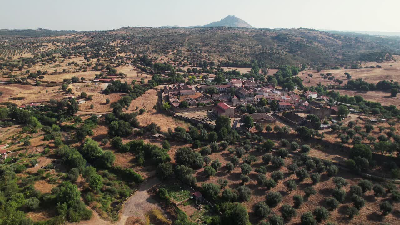 Vista aerea con drone del villaggio storico e del paesaggio di Idanha a Velha