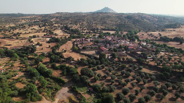 Vista aerea con drone del villaggio storico e del paesaggio di Idanha a Velha