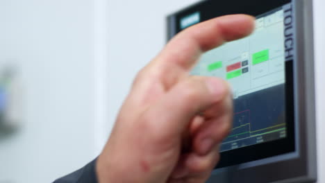 Industrie-Steuerungsbildschirmanzeige.-Monitor-Touchscreen-Hand.-Industriecomputer