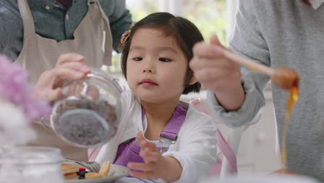 행복한 아시아 가족이 아침 식사로 팬케이크를 먹고 아이들이 주말 아침에 부 ⁇ 에서 부모와 함께 건강한 집에서 만든 식사를 즐기고 있습니다. 4k 영상