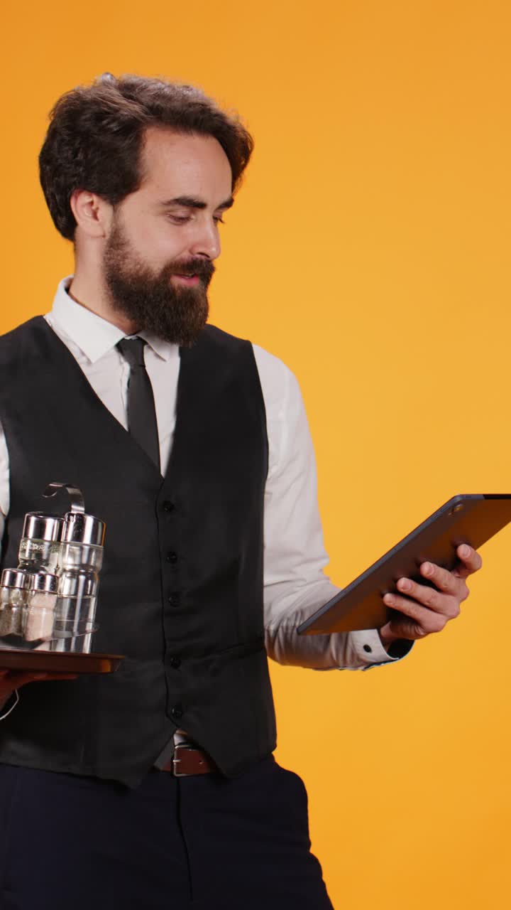 Lodret video: Personale serverer kaffe