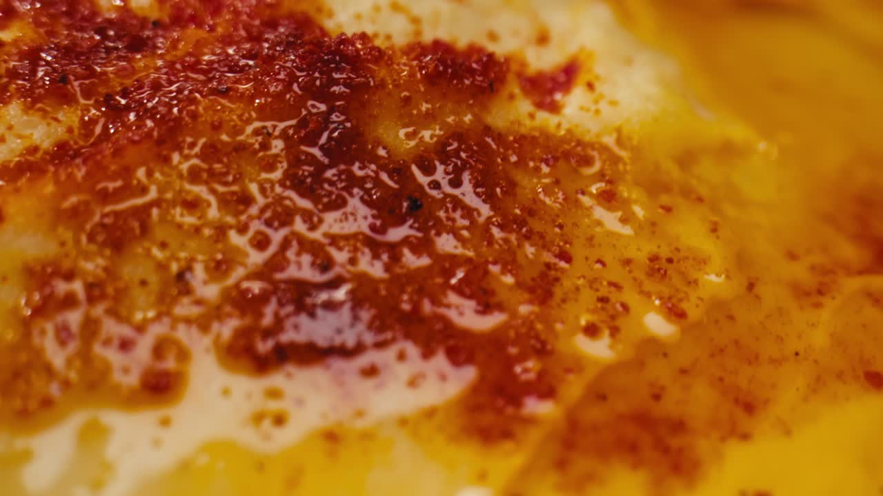 primer plano de puré de patatas con especias