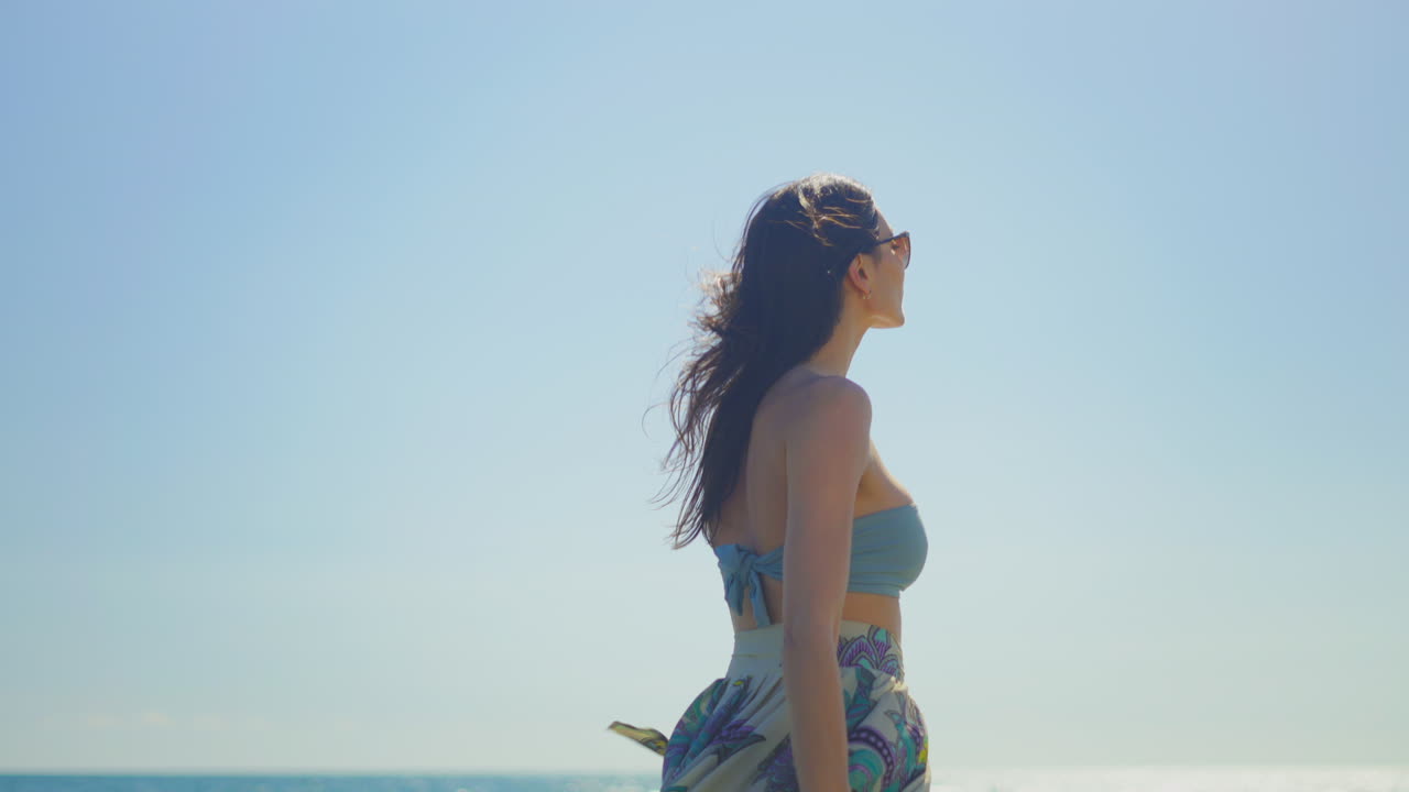 해변에서 하루를 즐기는 여자