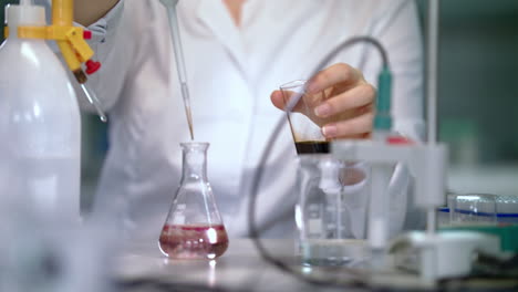 reacción química en un frasco. científica que lleva a cabo una investigación científica