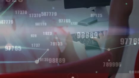 animación del procesamiento de datos financieros sobre diversas mujeres empresarias que utilizan computadoras