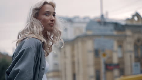 mujer rubia disfrutando de la vida de la ciudad en el área urbana o la arquitectura histórica .