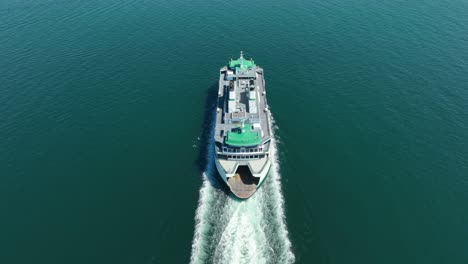 toma aérea de un ferry del estado de washington que navega desde clinton a mukilteo