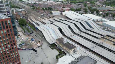 Lesung-Bahnhofseingang-Drohne,-Luftaufnahme-Großbritannien