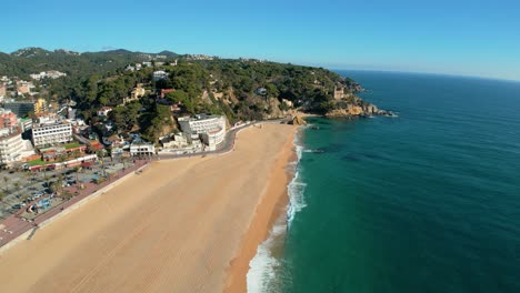 Vistas-Aéreas-De-La-Playa-Principal-De-Lloret-De-Mar-En-La-Costa-Brava-De-Gerona