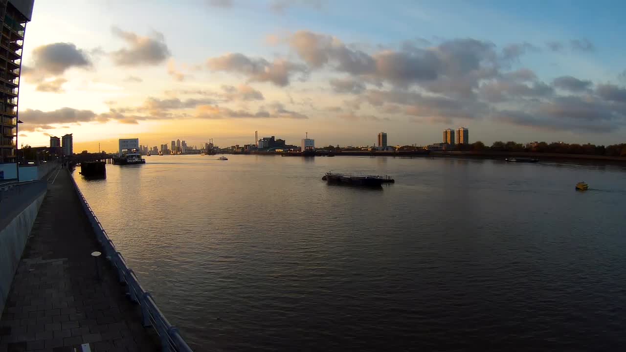 timelapse - puesta de sol sobre el río támesis en un distrito del sureste de londres