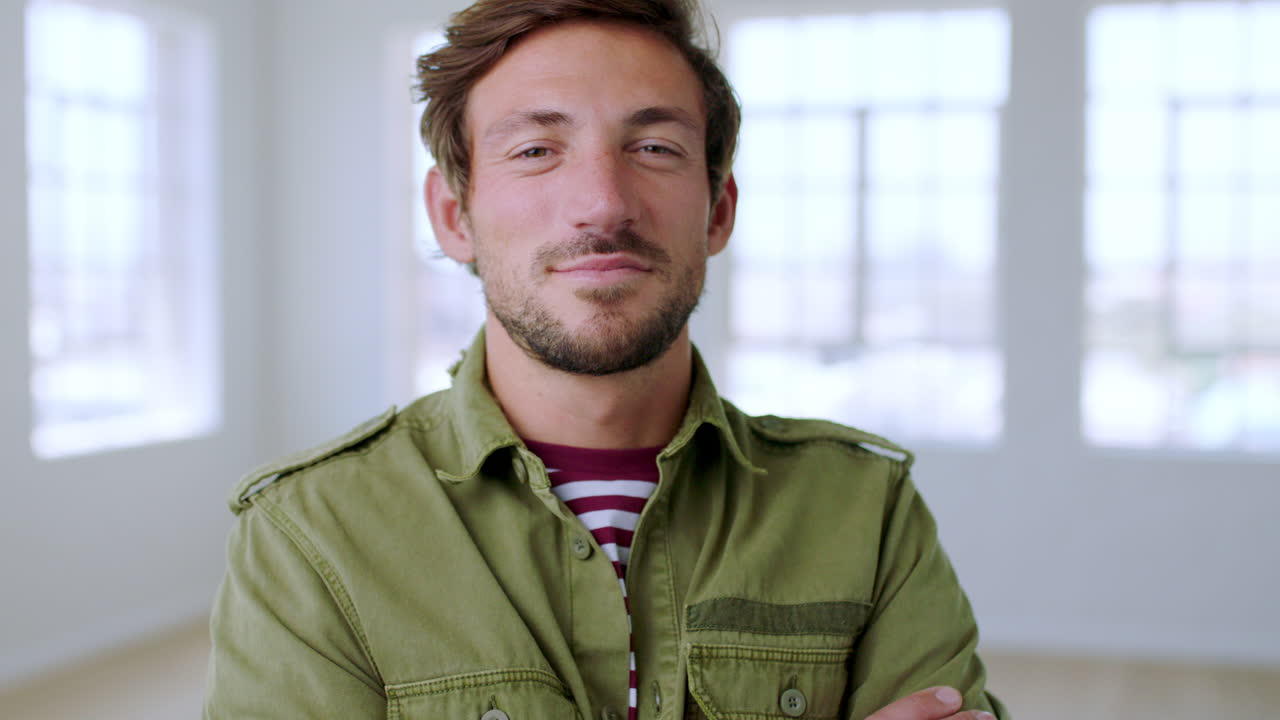 cara, confianza y mentalidad con los brazos cruzados