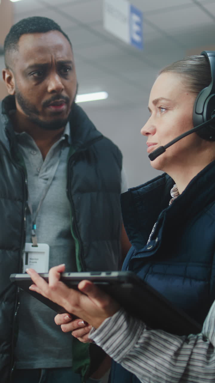 discusión del personal del almacén con la tableta