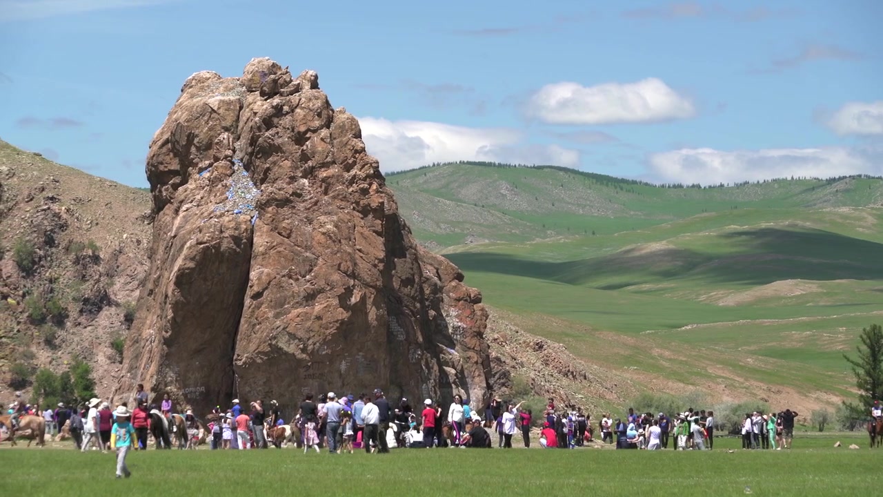 Menneskemengde samles ved stor steinformasjon i mongolsk steppe