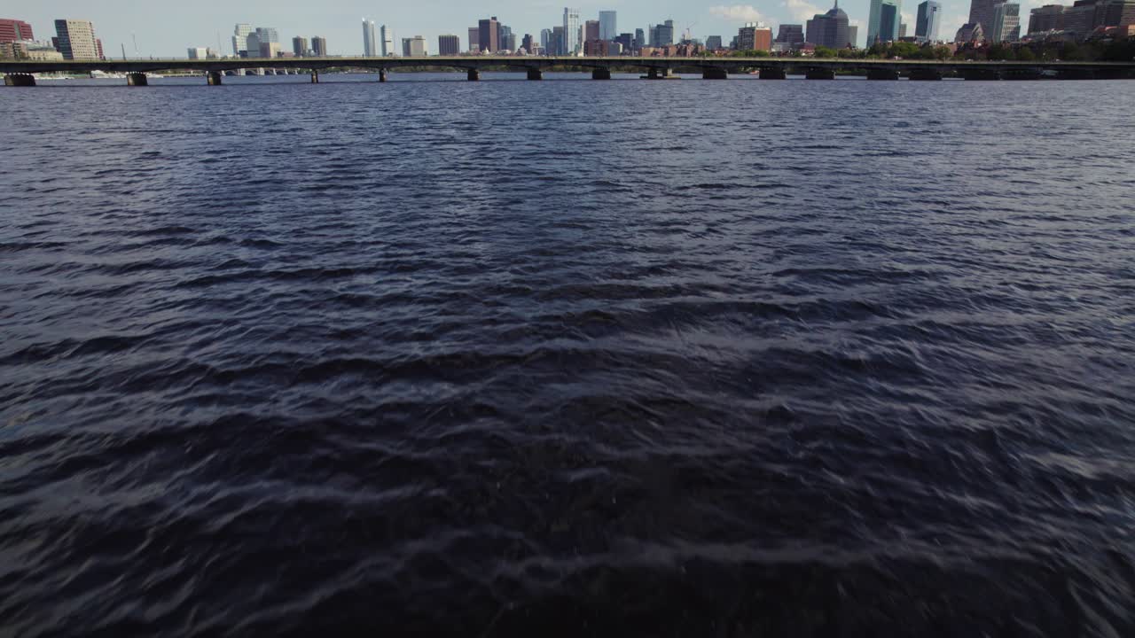보스턴 시의 스카이 라인을 드러내는 찰스 리버의 공중 클로즈업